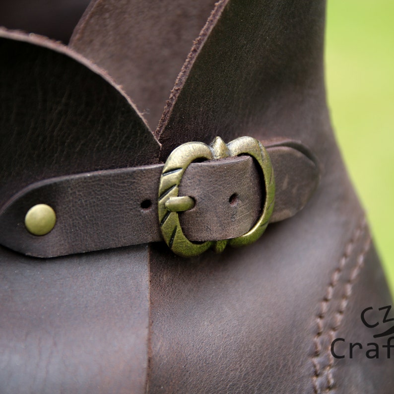 Poulaines With Distinctive Curved Points